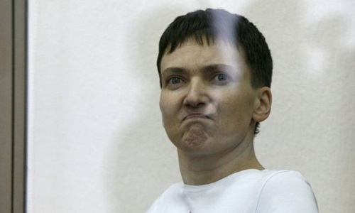 Phi công Ukraine Nadia Savchenko trong buồng bị cáo