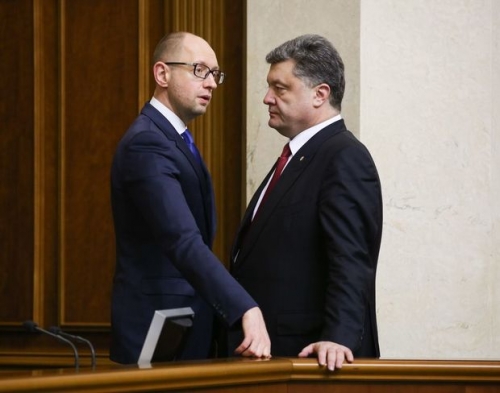 Thủ tướng Ukraine Arseny Yatsenyuk (trái) và Tổng thống Petro Poroshenko