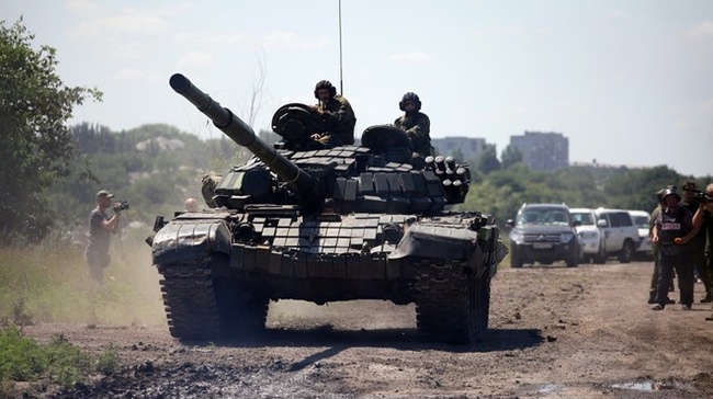 Xe tăng của lực lượng ly khai rút khỏi chiến tuyến ở Donetsk, ngày 19/7