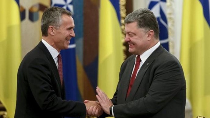 Tổng thống Ukraine, Poroshenko (phải) bày tỏ ý muốn gia nhập NATO 