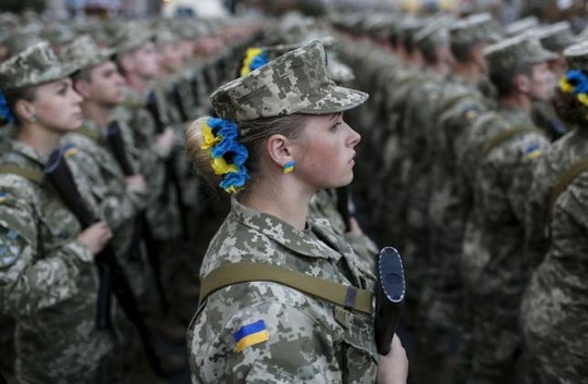 Binh lính Ukraine diễn tập duyệt binh hôm 20/8 để chuẩn bị cho Quốc khánh