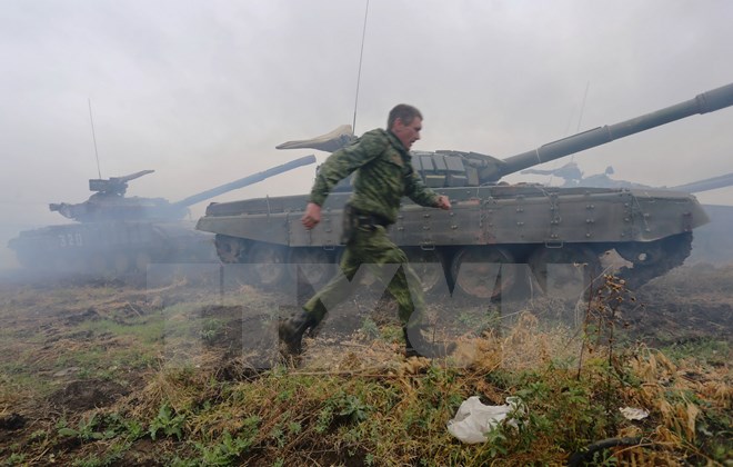 Xe bọc thép của lực lượng ly khai tại cuộc thao diễn quân sự ở thị trấn Torez thuộc khu vực Donetsk