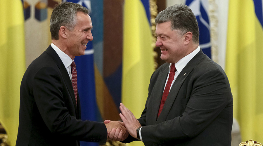 Tổng thống Ukrainian Petro Poroshenko (phải) chào mừng Tổng thư ký NATO Jens Stoltenberg ngày 22/9