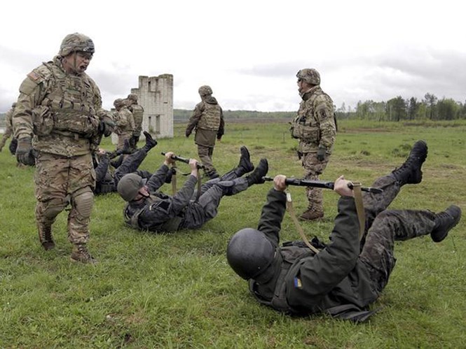 Sĩ quan Lữ đoàn dù 173 của Quân đội Mỹ huấn luyện lực lượng Vệ binh Quốc gia Ukraine