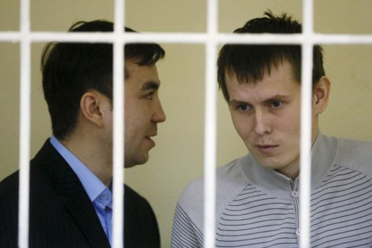 Alexander Alexandrov (phải) và Yevgeny Yerofeyev bị lực lượng Ukraine bắt giam ngày 16/5/2015