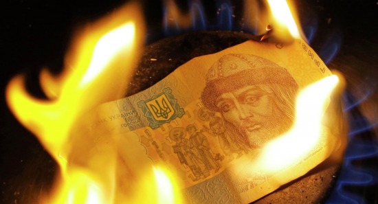 Một đồng Hryvnia (tiền Ukraine) đang cháy