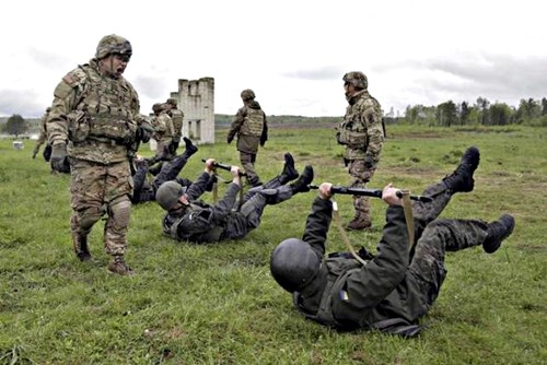 Quân đội Mỹ huấn luyện cho quân đội Ukraine