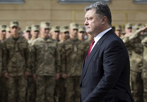 Tổng thống Petro Poroshenko vừa thông qua học thuyết quân sự sửa đổi của Ukraine
