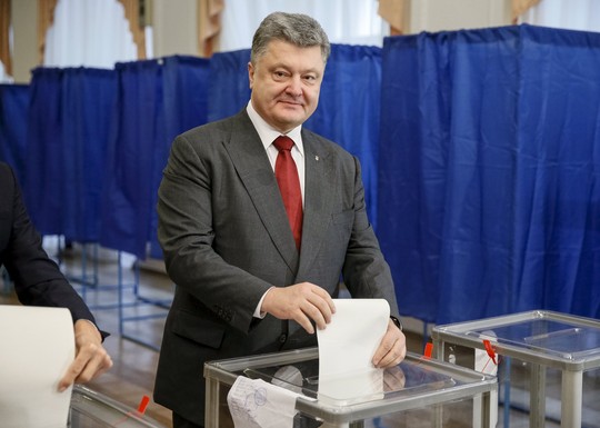 Tổng thống Ukraine Petro Poroshenko bỏ phiếu trong cuộc bầu cử địa phương ở thủ đô 