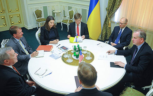 Tình hình Ukraine mới nhất cho biết Thủ tướng Yatseniuk đề nghị Mỹ ‘mua đứt’ Ukraine