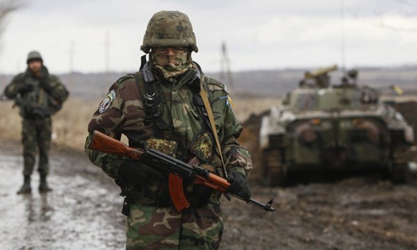 Một binh sĩ Ukraine tại chiến trường miền Đông Ukraine