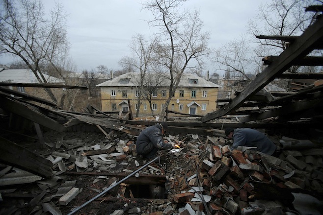 Tình hình Ukraine mới nhất: Sửa chữa đường ống khí đốt của một tòa nhà bị bom đạn đánh trúng ở Donetsk