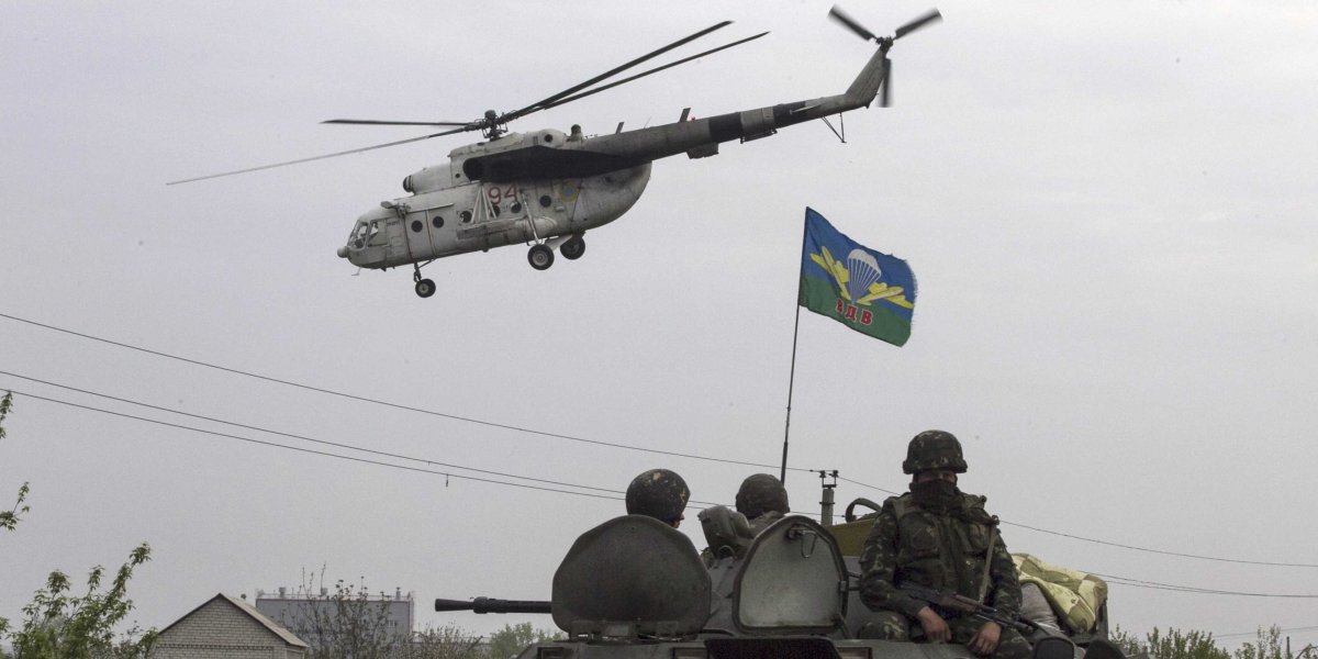 Tình hình Ukraine mới nhất: Trực thăng quân sự Ukraine bay qua một trạm kiểm soát của quân đội Kiev ở miền đông