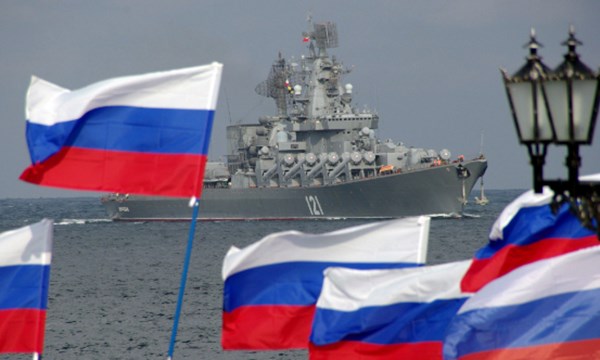 Cờ Nga tung bay tại cảng Sevastopol một thành phố thuộc Crimea