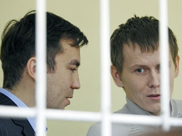 Yevgeny Yerofeyev (trái) và Aleksander Aleksandrov bị đưa ra xét xử