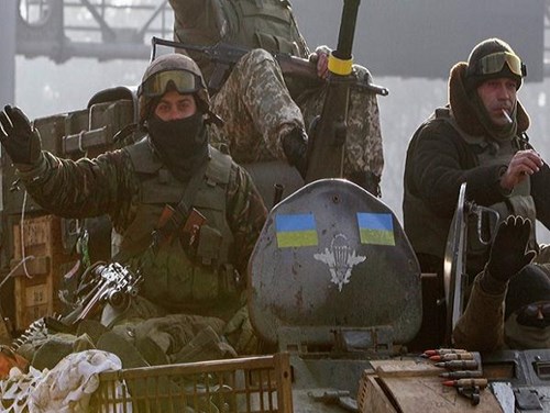 Binh lính Ukraine trên một chiếc xe bọc thép triển khai tại miền Đông