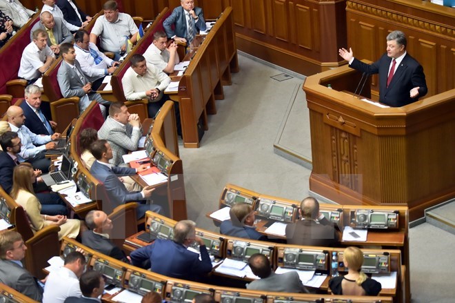 Tổng thống Ukraine Petro Poroshenko (phải) phát biểu tại một phiên họp Quốc hội