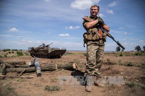 Binh sĩ Ukraine gác tại chốt quân sự gần làng Troitske, vùng Lugansk