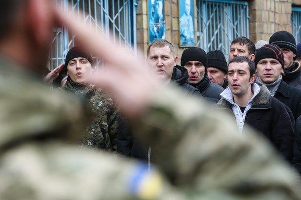 Tình hình Ukraine luôn căng thẳng khiến nhiều người dân Ukraine đã bị yêu cầu đi lính nhằm chống lại quân ly khai