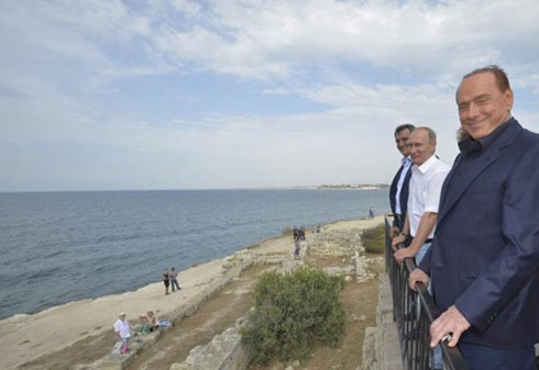 Tổng thống Nga Putin và cựu Thủ tướng Italy Silvio Berlusconi (phải) thăm Crimea hôm 12/9, theo tình hình Ukraine mới nhất