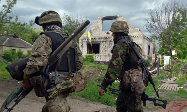 Ukraine dùng bom hóa học pháo kích nhằm vào lực lượng nổi dậy tại miền đông