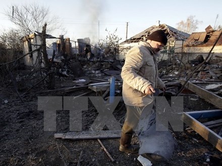 Người dân Ukraine thu dọn đống đổ nát, theo tình hình Ukraine mới nhất 