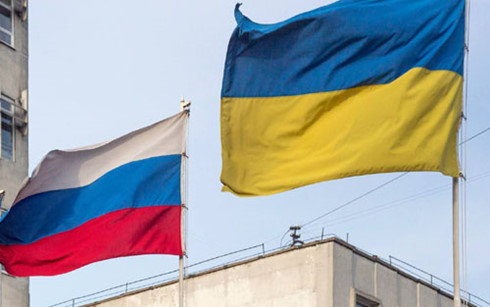 Quốc kỳ Nga và Ukraine. Ảnh: russia-insider