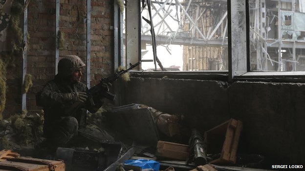 Binh sĩ Ukraine làm nhiệm vụ trấn thủ sân bay Donetsk được vinh danh như những siêu anh hùng dân tộc