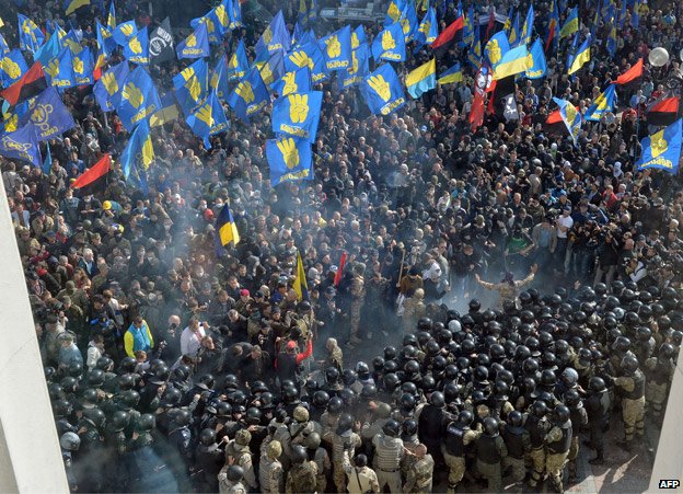 Dòng người biểu tình đông nghịt bao vây trước cửa tòa nhà Quốc hội Ukraine