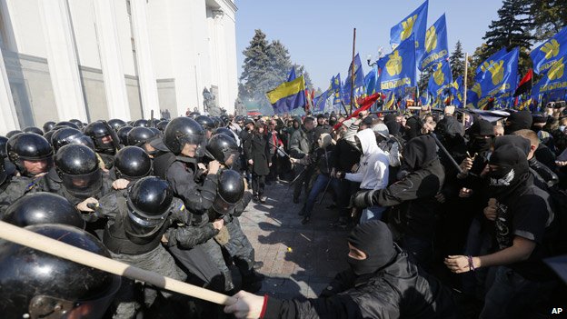 Hàng rào người của cảnh sát Ukraine bảo vệ tòa nhà Quốc hội trước đám đông quá khích