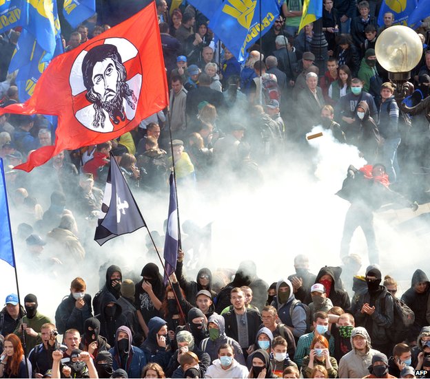 “Dấu ấn” của các phe phái chính trị ở Ukraine xuất hiện trong cuộc biểu tình bạo lực