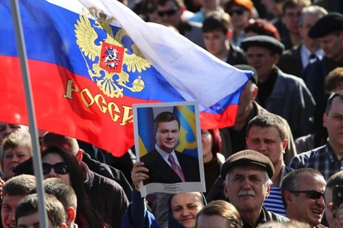 Những người biểu tình mang cờ Nga ở thành phố Donetsk, miền đông Ukraine