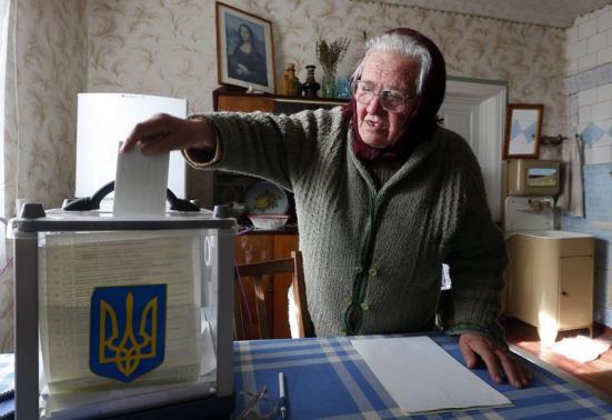 Hình ảnh người dân Ukraine tham gia bỏ phiếu bầu cử Quốc hội