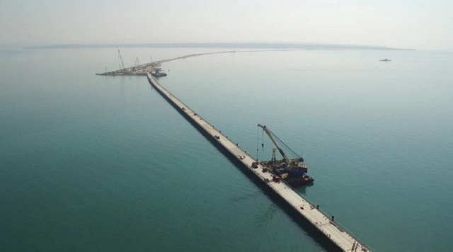 Tình hình Ukraine mới nhất cho biết Nga xây cầu vượt biển tới bán đảo Crimea