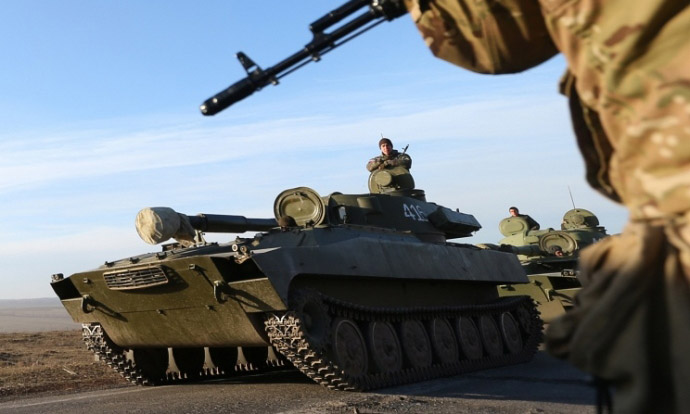 Phe ly khai miền Đông Ukraine rút xe tăng khỏi đường giới tuyến với quân chính phủ