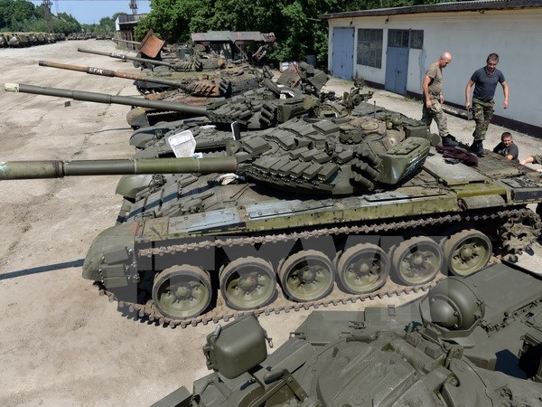 Quân nhân Ukraine kiểm tra các xe tăng T-72 tại thành phố miền tây Lviv ngày 7/8