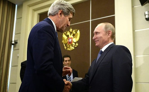 Tổng thống Nga Vladimir Putin (phải) tiếp Ngoại trưởng Mỹ John Kery tại Sochi hôm 12/5