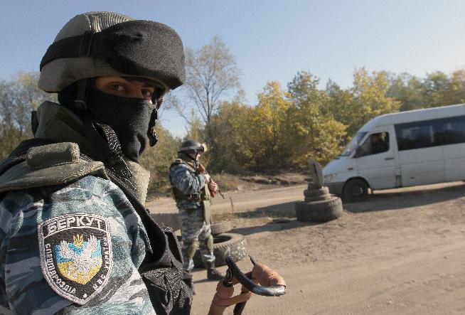 Nhân viên cảnh sát đứng gác tại một trạm kiểm soát gần Schastya trong khu vực Lugansk ở miền đông Ukraine