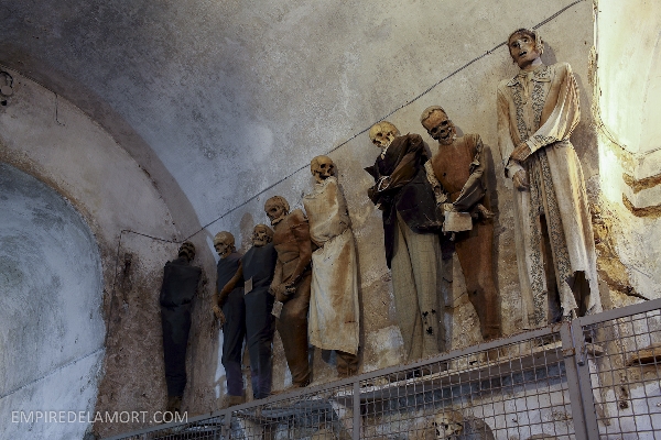 Bảo tàng Capuchin của một dòng họ ở Italy với những xác ướp gần như nguyên vẹn mặc những bộ quần áo thời trang nhất