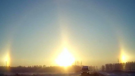 Hình ảnh một mặt trời lớn và hai mặt trời nhỏ hơn cùng mọc ở TP Chelyabinsk