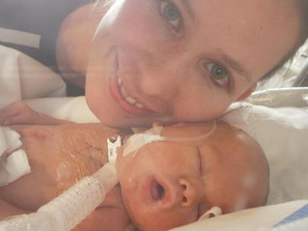 Em bé sơ sinh của cặp vợ chồng người Argentina đã sống sót một cách kỳ diệu sau 12 tiếng ở nhà xác