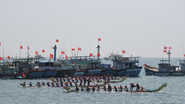 Lễ hội đua thuyền tứ linh đầu xuân mới Ất Mùi của người dân đảo Lý Sơn