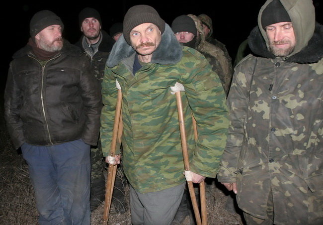 Binh sĩ Ukraine trước giờ được trao trả đêm 21-2. Ảnh: Reuters