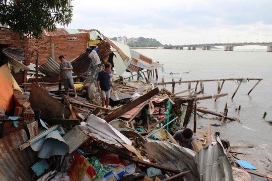 Tin tức mới cập nhật 24h ngày 23/12: Chỉ trong 1 đêm, sóng đã đánh sập 16 căn nhà ở Nha Trang