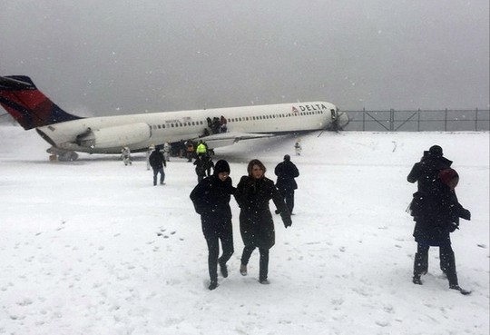 máy bay của hãng Delta Air Lines chở 132 người hôm 5-3 trật bánh trên đường băng