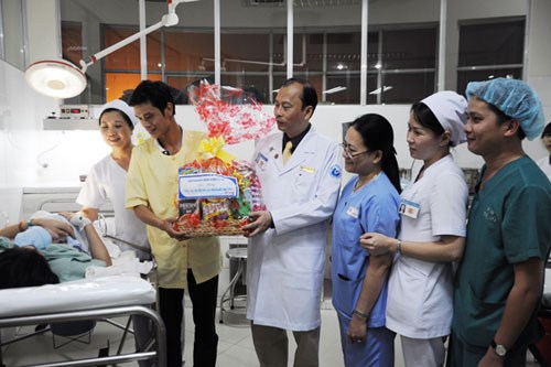 Bác sĩ Lê Quang Thanh, Giám đốc bệnh viện đã đến tận phòng sinh trao những món quà của bệnh viện cho 5 em bé đầu tiên ra đời trong năm mới Ất Mùi
