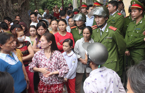  Tin tức mới cập nhật 24h ngày 27/11: Hàng trăm người dân và người thân đã đưa thi thể nạn nhân Duyên tới bao vây Bệnh viện Sản - Nhi tỉnh Ninh Bình