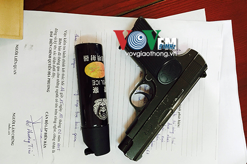 B&igrave;nh xịt hơi cay v&agrave; khẩu s&uacute;ng bắn đạn bi m&agrave; c&ocirc;ng an ph&aacute;t hiện