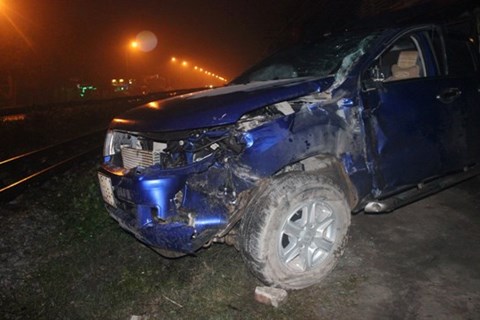Chiếc xe ô tô bị hư hỏng nặng sau va chạm với tàu hỏa tại Nghệ An