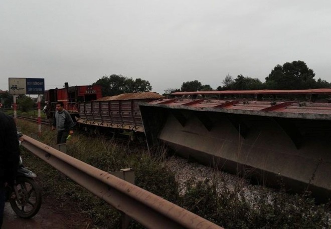 Hiện trường vụ tai nạn giữa ô tô và tàu hỏa tại Bắc Giang